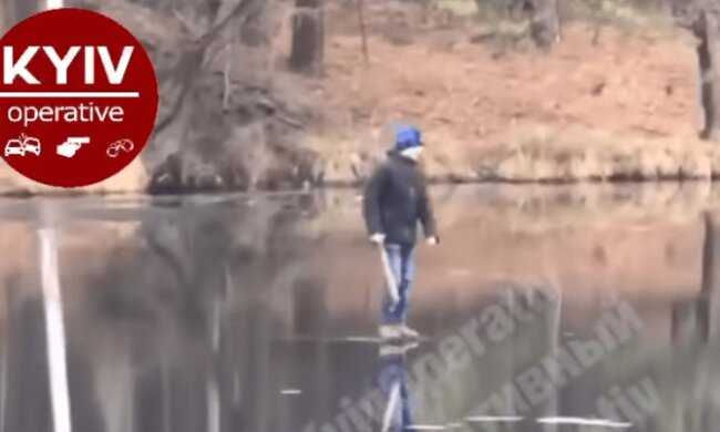 В Пущі-Водиці двоє хлопчаків гуляли по льоду на озері в +3°C (відео)