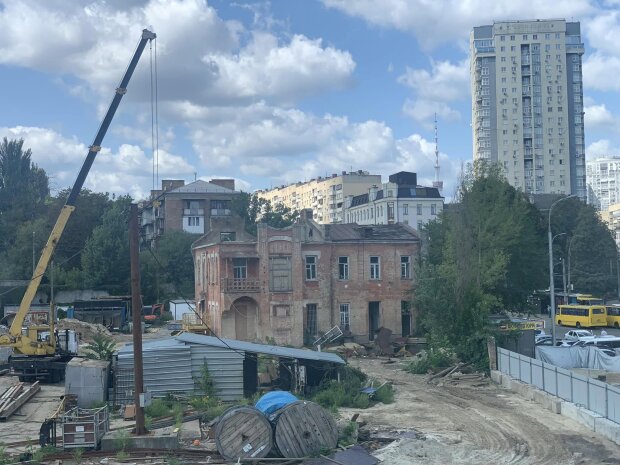 У Києві розбирають чергову історичну будівлю