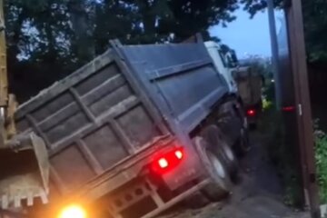 На Солом’янці переповнена вантажівка провалилася під асфальт (відео)