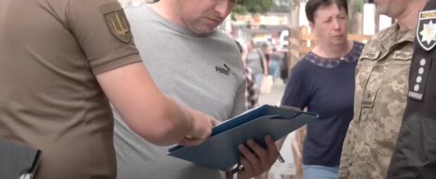 У центрі Києва чоловік, що залишив військову частину, вдарив працівника ТЦК біля ст.м. "Хрещатик"