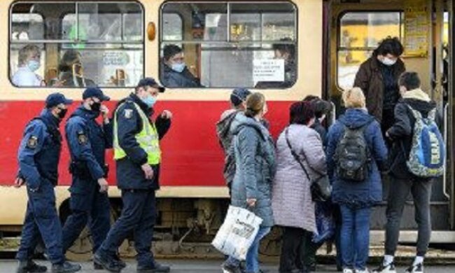 У київський транспорт вимагають пускати не тільки через передні двері