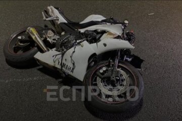 У Києві мотоцикліст збив пішохода: загинули троє людей
