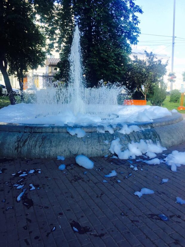 У Києві на Контрактовій площі почав пінитися фонтан