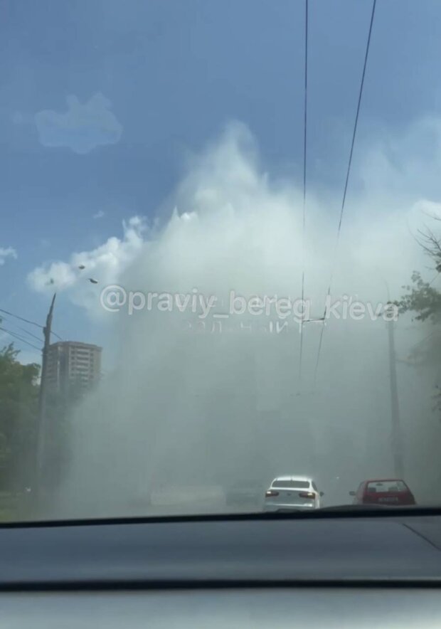 В Києві через пошкодження магістральної тепломережі утворився "фонтан"