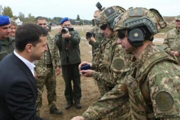 Вертольоти, дим і камуфляж: Зеленський з’явився на навчаннях силовиків