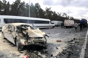 На Бориспільській трасі легковик врізався у бензовоз: є постраждалі