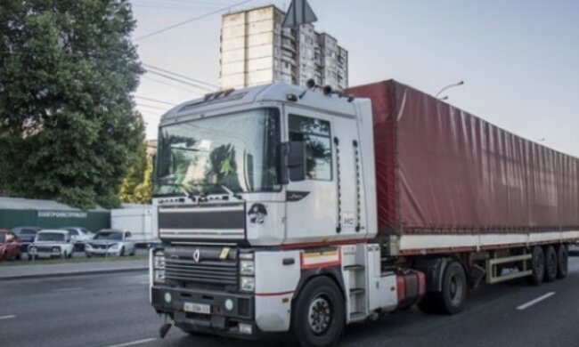 У Київ знову пустили вантажівки
