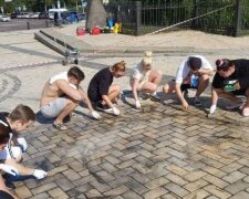 Дрифт на Софійській площі в Києві: Alyona Alyona приїхала чистити плитку (відео)