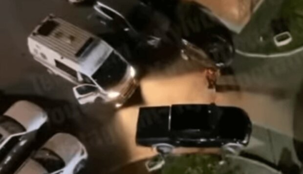 На Позняках швидка допомога не змогла проїхати через героїв парковки (відео)