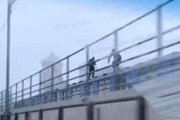 На київському мосту Метро знову відзначилися зачепери (відео)