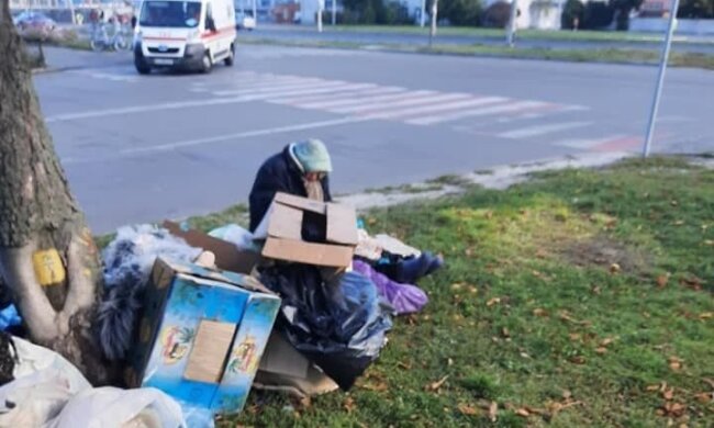 Життя в картонній коробці: пенсіонерка оселилася на борщагівській зупинці