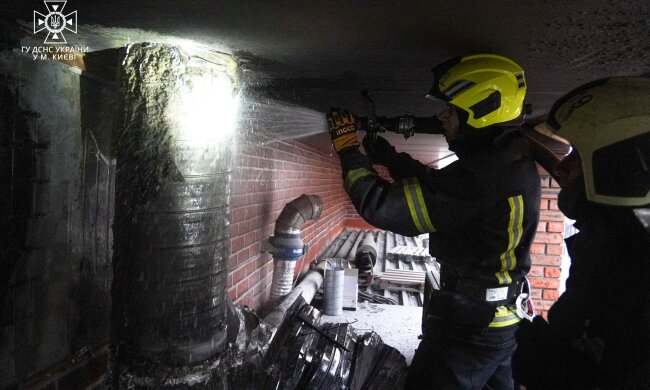 У Києві біля метро "Лісова" сталась пожежа