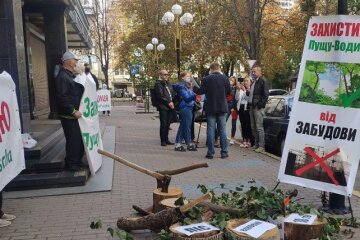 Активісти принесли пеньки під Офіс Генпрокурора (фото, відео)