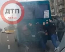 У Києві пасажирам довелося штовхати маршрутку (відео)