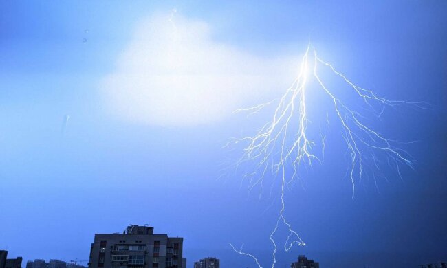 Київ накрила сильна гроза, а кияни діляться знятими блискавками - відео