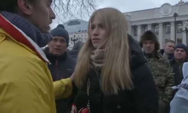 На журналістку під час прямого етеру напали протестувальники (відео)