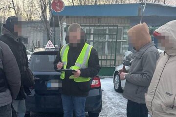 У Києві викрили працівників автошкіл, які за хабар допомагали скласти іспит водіям — прокуратура