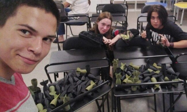 Школярі Київщини друкують техдеталі для військових на 3D-принтері з пластику, що збирає громада