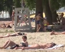 Пляжі в Києві ще не відкрили, але вони вже переповнені