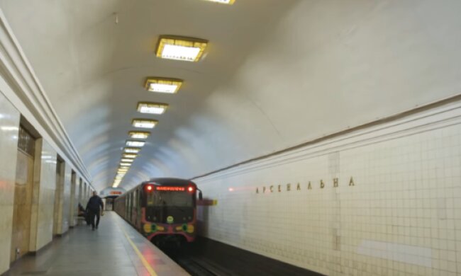 Внаслідок обстрілів у Києві зупинено рух частиною "червоної гілки" метро