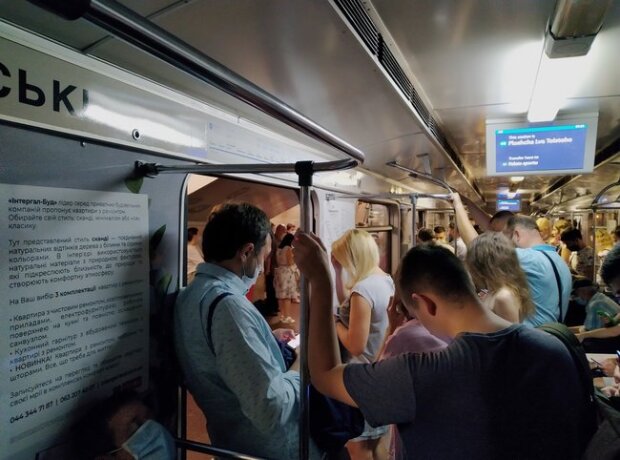 На станції «Майдан Незалежності» людина стрибнула під поїзд