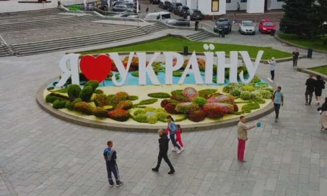 40 тисяч квітів різних сортів і кольорів. На Майдані з’явився квітковий “торт”