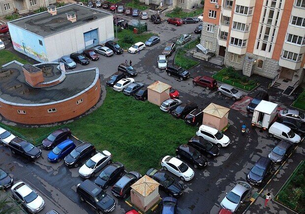 Хто не буде платити за парковку у дворах Києва: в КМДА назвали важливу умову