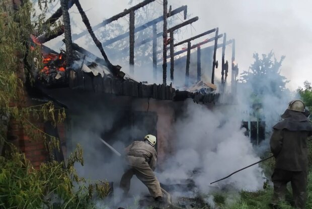 Наслідки негоди на Київщині: блискавка спалила будинок, міста та села знеструмлені