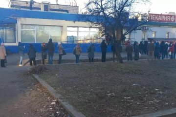 Черги на десятки метрів: у Києві люди взяли в облогу супермаркети ще задовго до відкриття