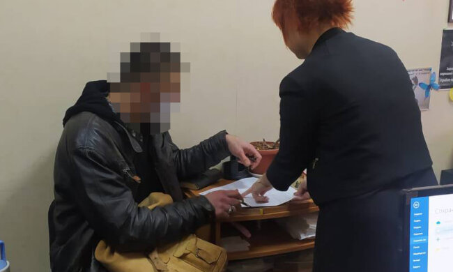 У Києві повідомлено про підозру іноземцю, який розбещував доньку співмешканки