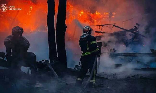 У ресторанному комплексі недалеко від Києва сильний вогонь знищив майже все