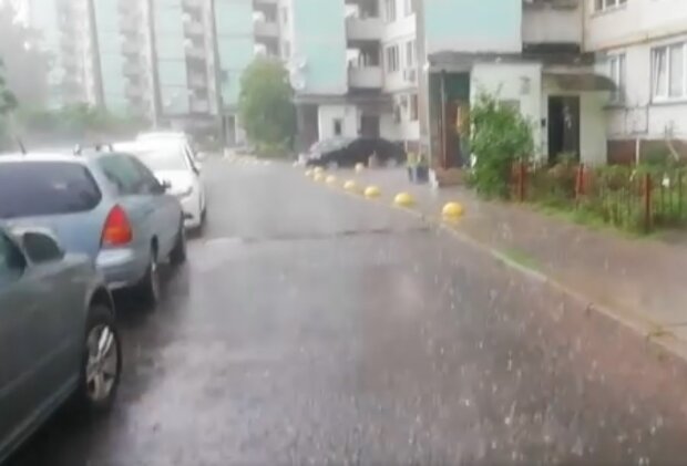 Київ накрила тропічна злива (відео)