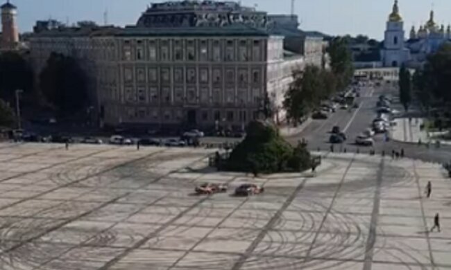 У Києві Софіївську площу перетворили на майданчик для дрифту, дорога чорна від шин