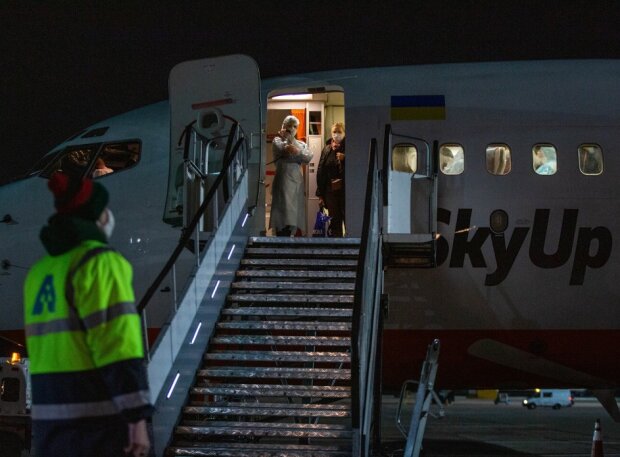 В Києві сів літак з евакуйованими з Італії: пасажирів самоізолювали