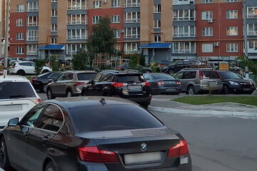 Паркувати машини на тротуарі більше не можна
