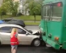 Не встиг загальмувати: на проспекті Правди автівка влетіла в тролейбус (відео)