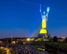 Сьогодні найвищий монумент України засвітиться кольорами прапору