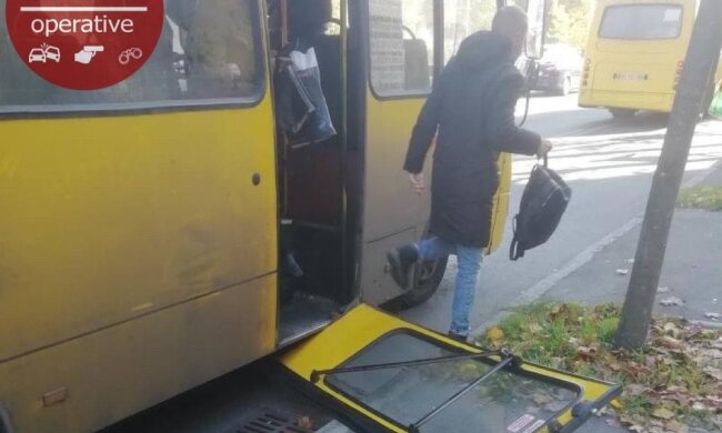 У Київської маршрутки на ходу відвалилися двері