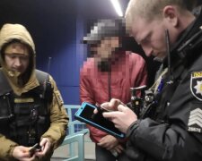 У Києві п'яний чоловік під час комендантської години пошкодив двері лікарні