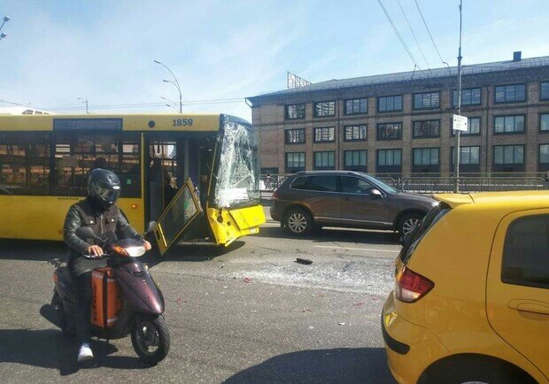 У Києві міський автобус зіткнувся з міжнародним
