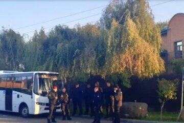 Акція під будинком Порошенка в Козині: вночі сталося кілька сутичок, на місці чергує поліція