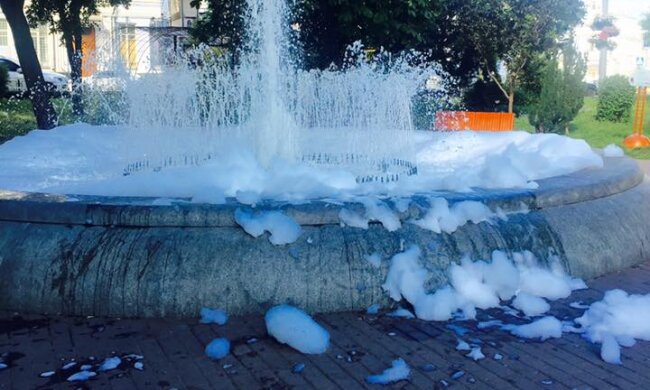 У Києві на Контрактовій площі почав пінитися фонтан
