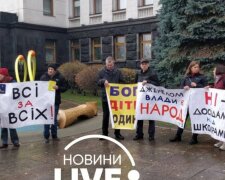 В центрі Києва знову зібралися антивакцинатори: кажуть про “клінічний експеримент”