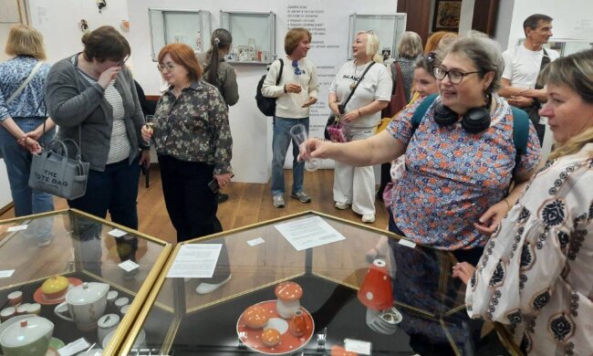 У Києві відкрили виставку «Розмови на кухні»: історії української порцеляни, що об’єднують покоління