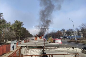 Пожежники чекали 20 хвилин на воду: у Києві спалахнула серйозна пожежа (відео)