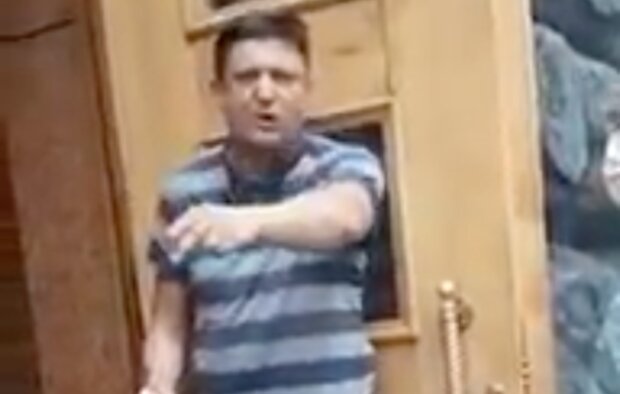 Чоловік з гранатою зайшов у Кабмін та погрожує підірвати установу (відео)