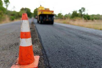 Фальстарт: у Житомирі цілу ніч латали дороги до приїзду Зеленського, а він поїхав до Сум (відео)