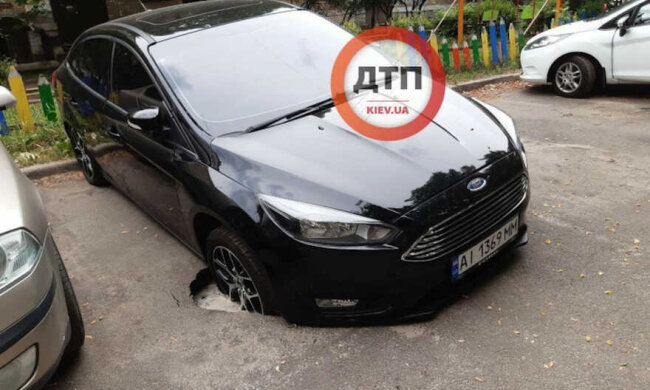 У Києві машина провалилася під асфальт