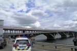 Чоловік з пакетом погрожує підірвати київський міст Метро (оновлюється)