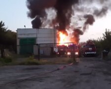 У окупованому Донецьку вибухнула нафтобаза: окупанти в паніці звинувачують ЗСУ (відео)